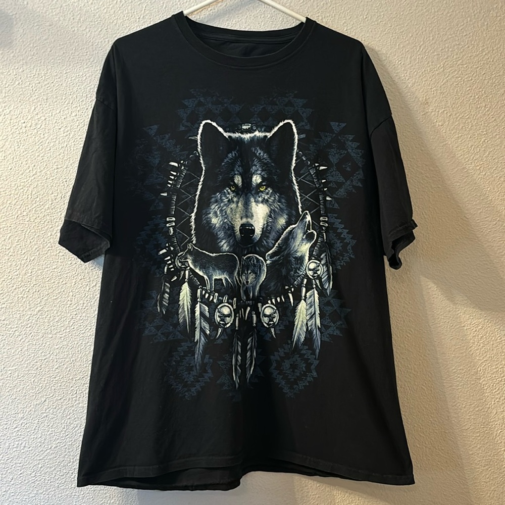 Wolf graphic tee no size or brand fits like a XL
